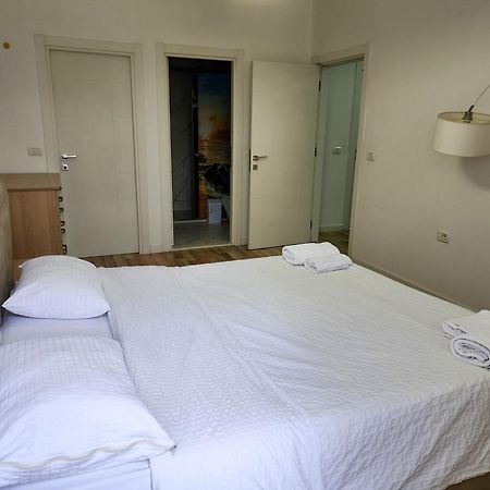 2E Apartment Myslym Shyri Tirana Exteriör bild
