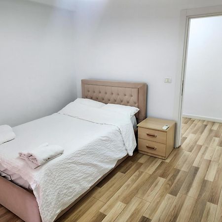 2E Apartment Myslym Shyri Tirana Exteriör bild