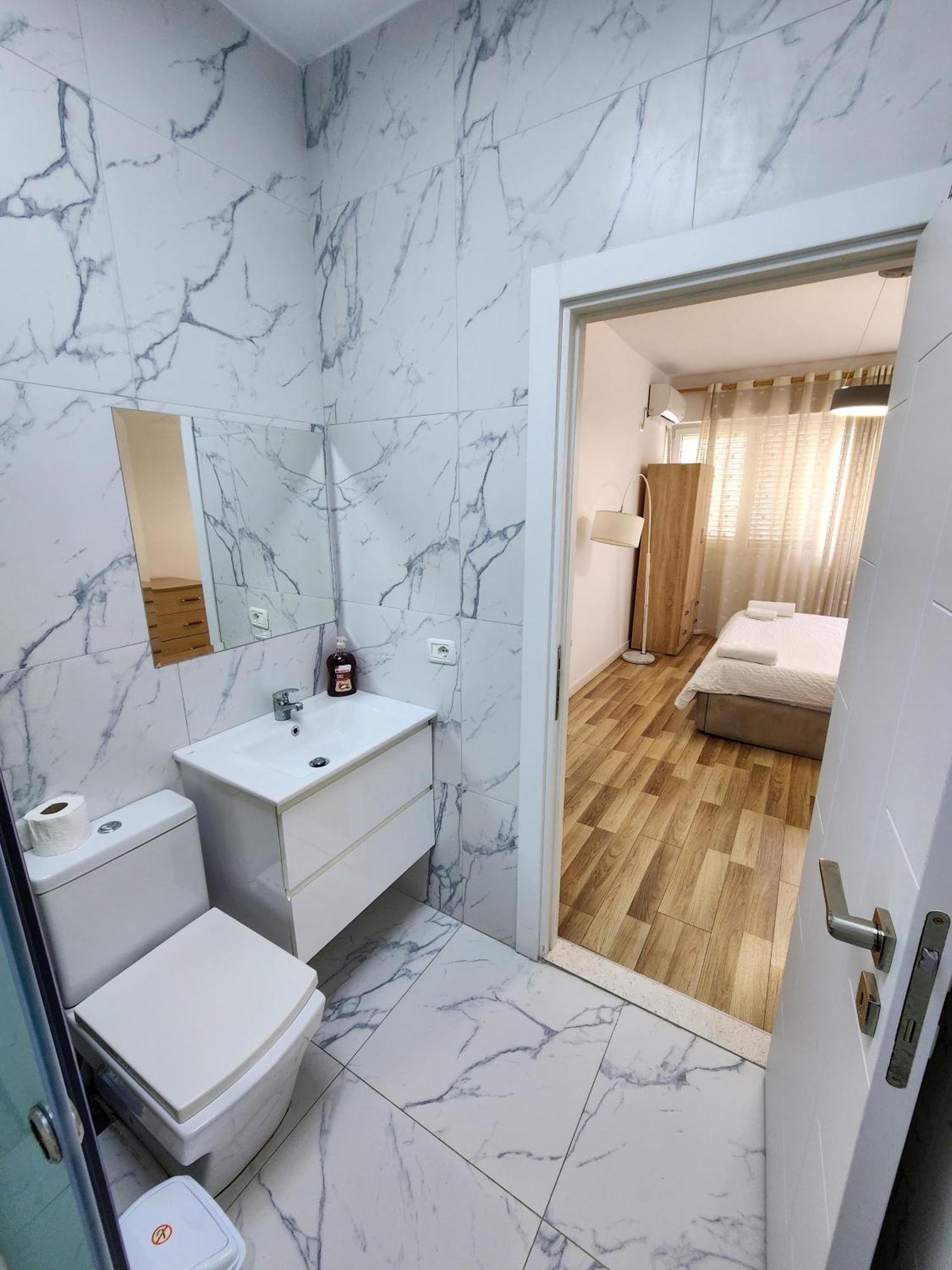 2E Apartment Myslym Shyri Tirana Exteriör bild